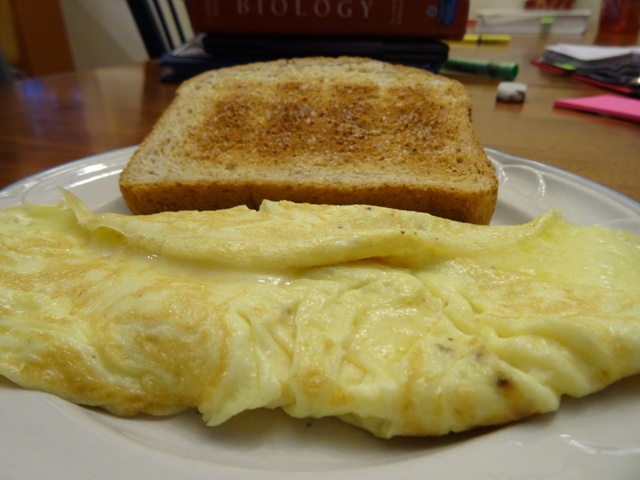 Thai omelet with toast