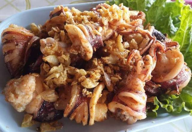 Restaurant Eat Here Klong Son Koh Chang Deep fried squid with garlic